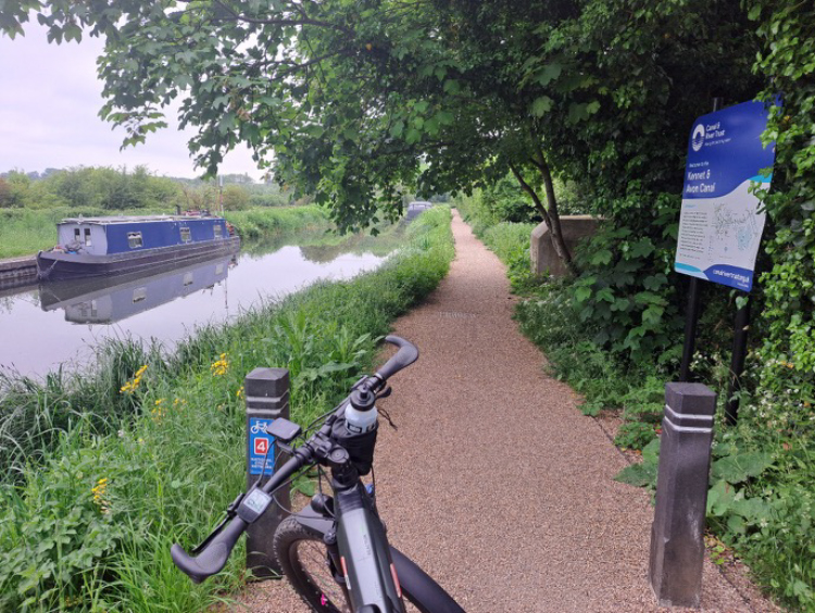 Path by Kennet and Avon Canal